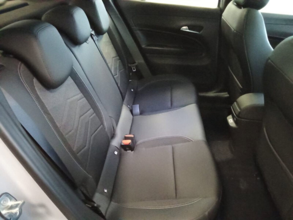 Jeep Avenger 1.2 turbo e-hybrid mhev Altitude fwd 110cv edct6 (11)