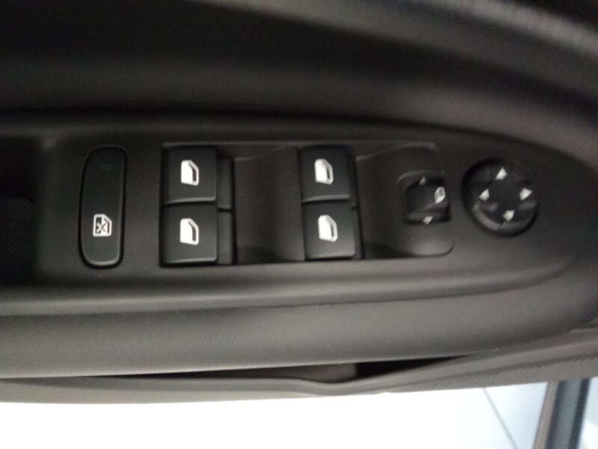 Jeep Avenger 1.2 turbo e-hybrid mhev Altitude fwd 110cv edct6 (16)