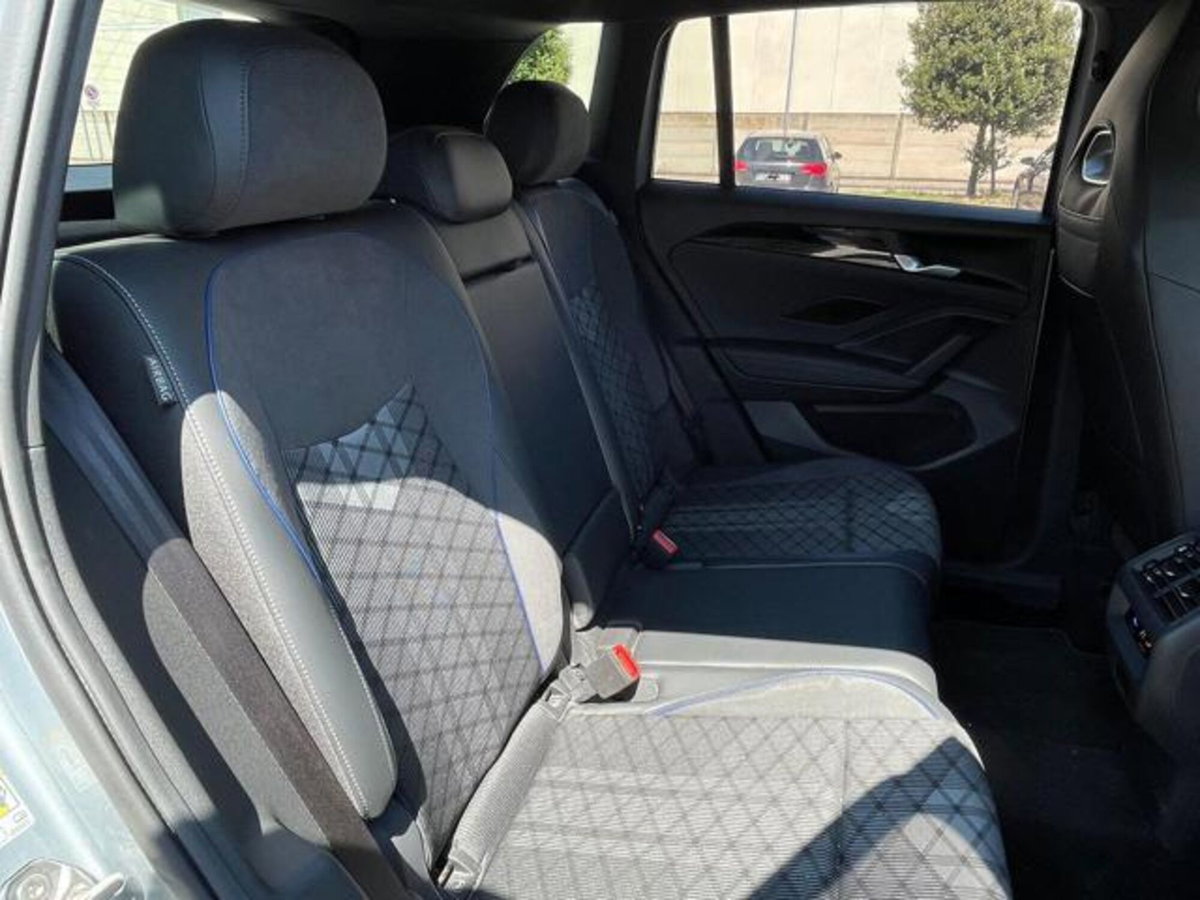 Volkswagen Tiguan 2.0 tdi R-Line 150cv dsg (8)