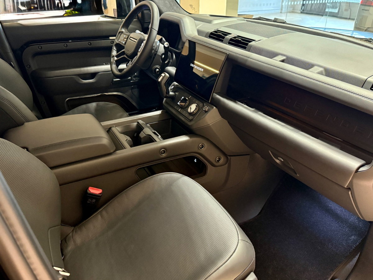 Land Rover Defender 110 4.4 V8 mhev Octa Black awd 635cv auto (16)