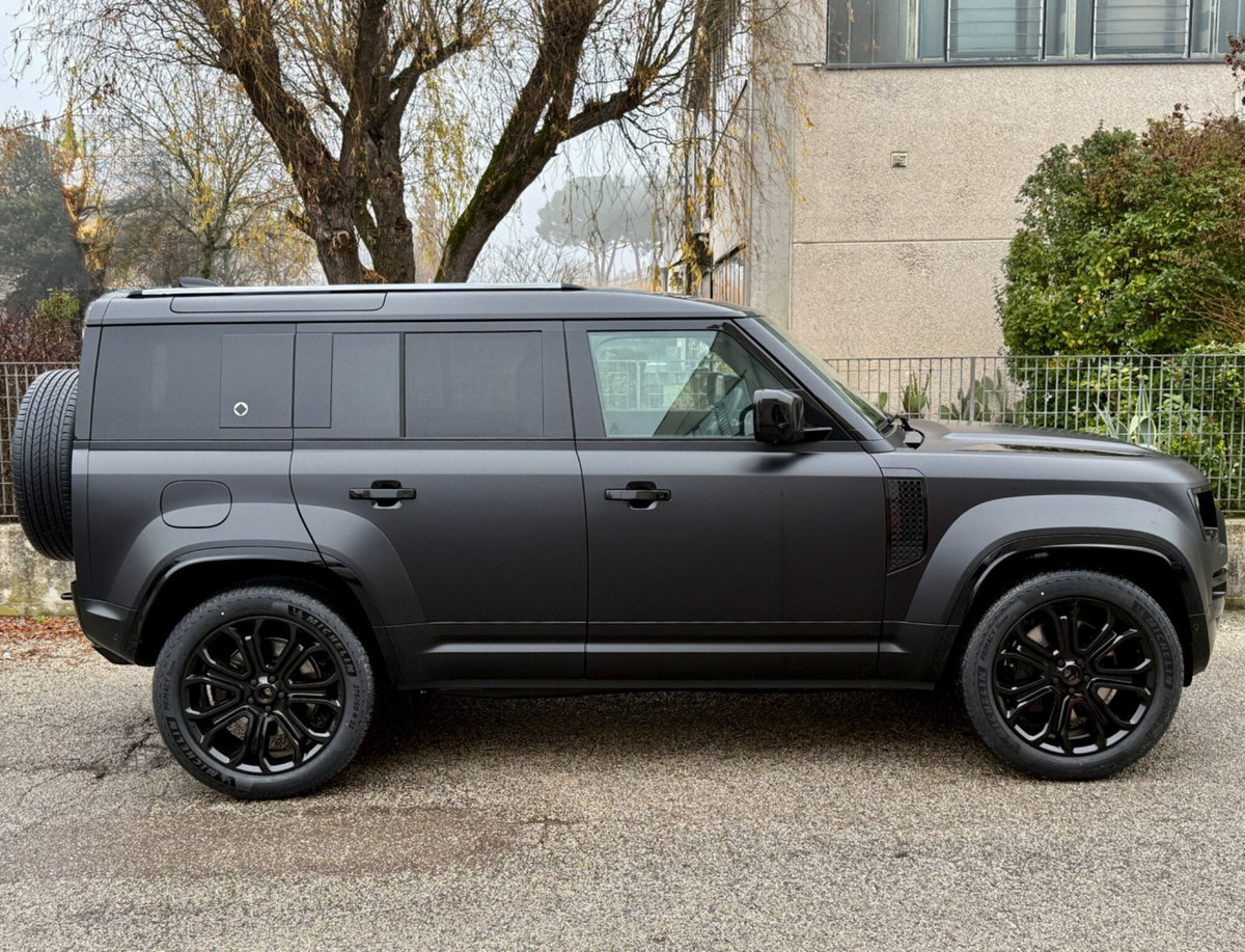 Land Rover Defender 110 4.4 V8 mhev Octa Black awd 635cv auto (2)
