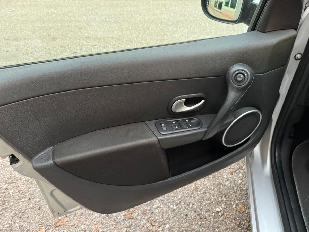 Renault Clio 1.2 16V 5 porte GPL Dynamique (13)