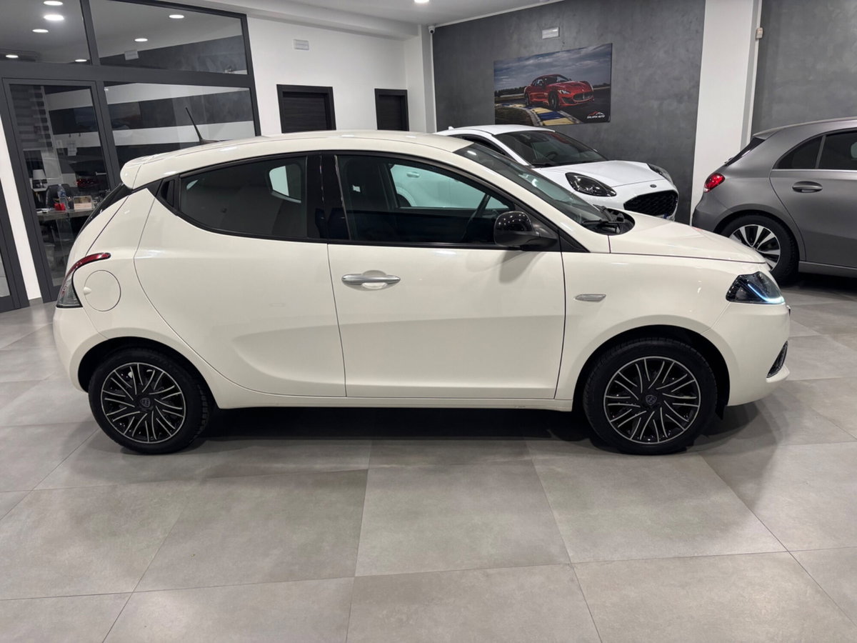 Lancia Ypsilon 1.0 FireFly 5 porte S&S Hybrid Gold Plus (4)
