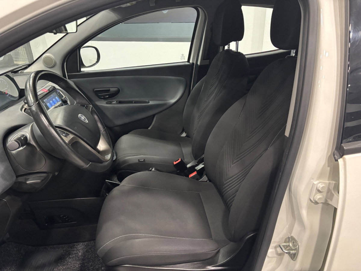 Lancia Ypsilon 1.0 FireFly 5 porte S&S Hybrid Gold Plus (8)