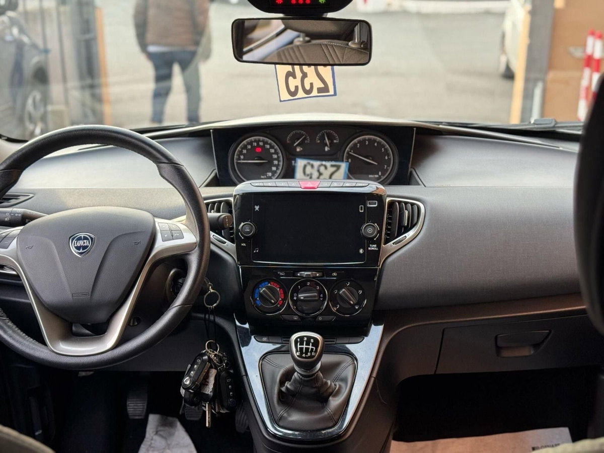 Lancia Ypsilon 1.0 FireFly 5 porte S&S Hybrid Ecochic A. Ferretti (9)