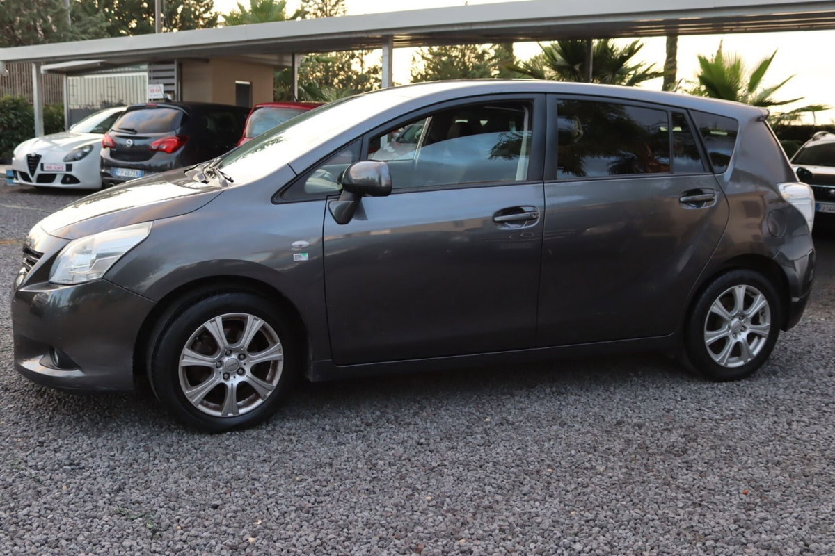 Toyota Verso 2.0 D Style 7 posti (2)