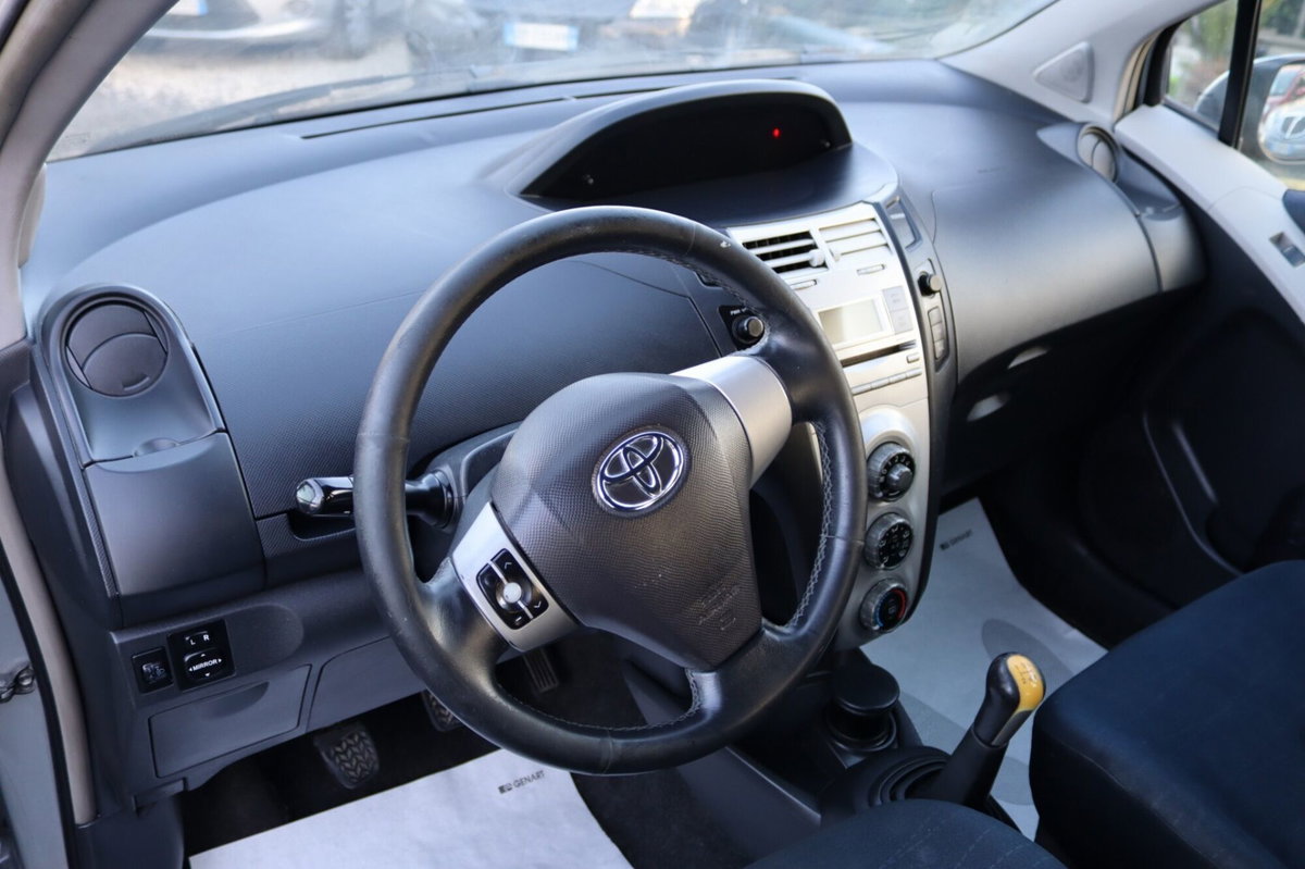 Toyota Yaris 1.D-4D 5 porte (10)