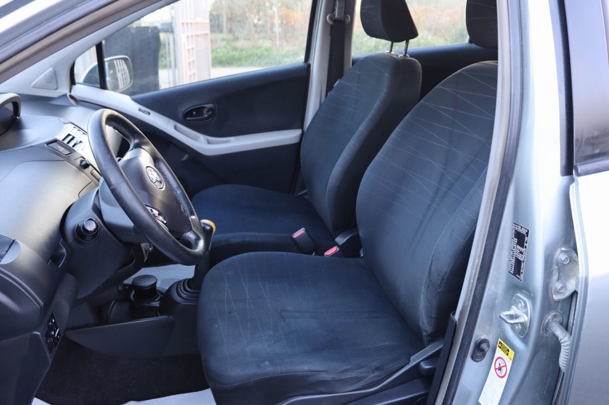 Toyota Yaris 1.D-4D 5 porte (11)