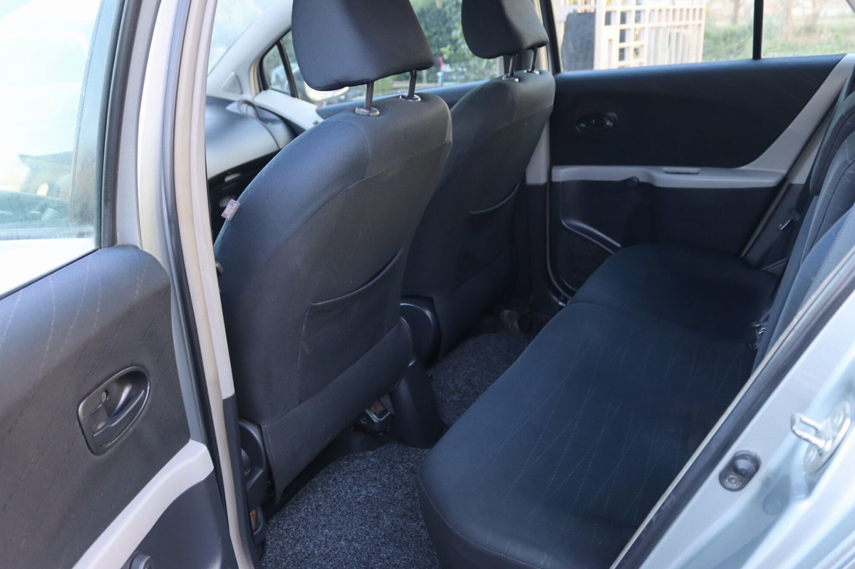Toyota Yaris 1.D-4D 5 porte (12)