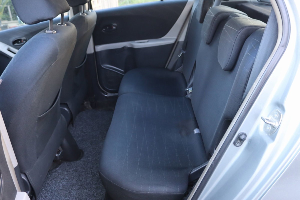 Toyota Yaris 1.D-4D 5 porte (13)