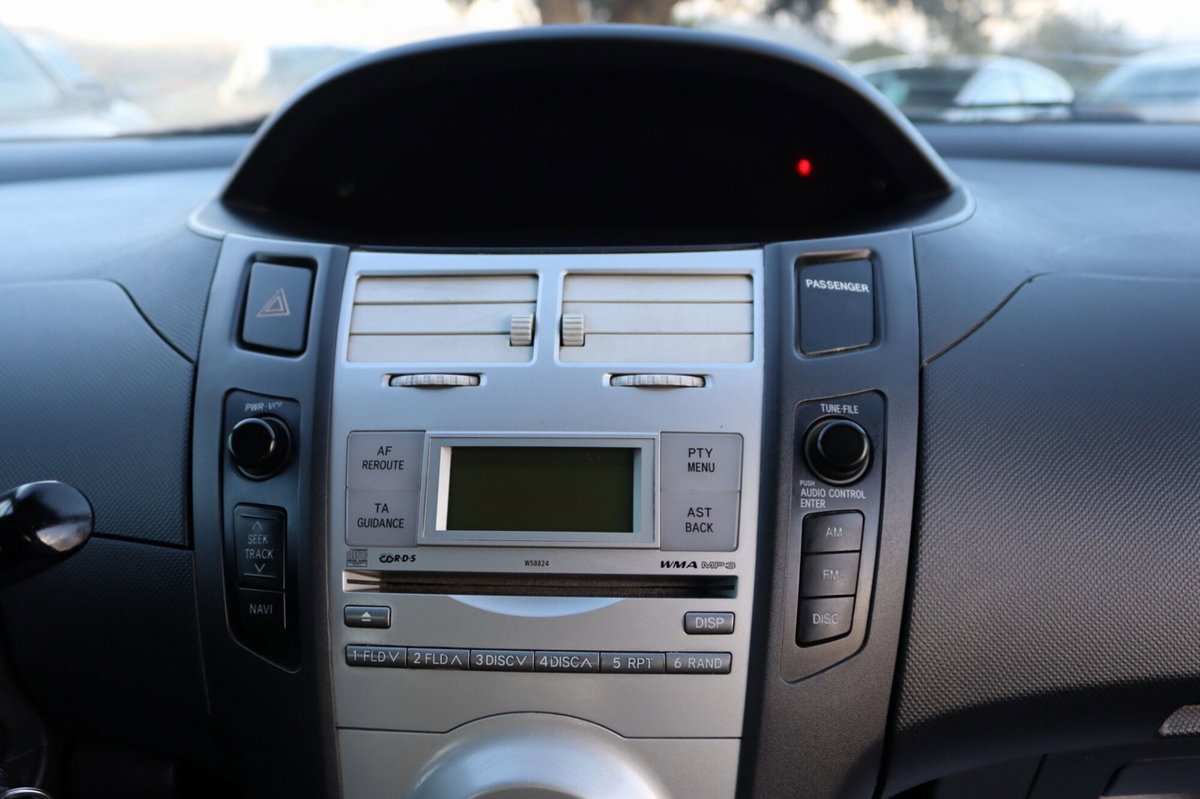 Toyota Yaris 1.D-4D 5 porte (15)