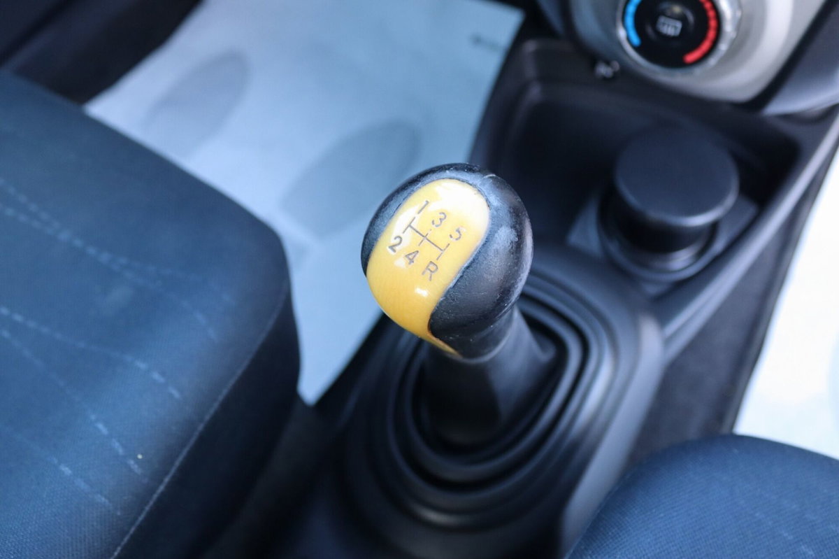 Toyota Yaris 1.D-4D 5 porte (17)