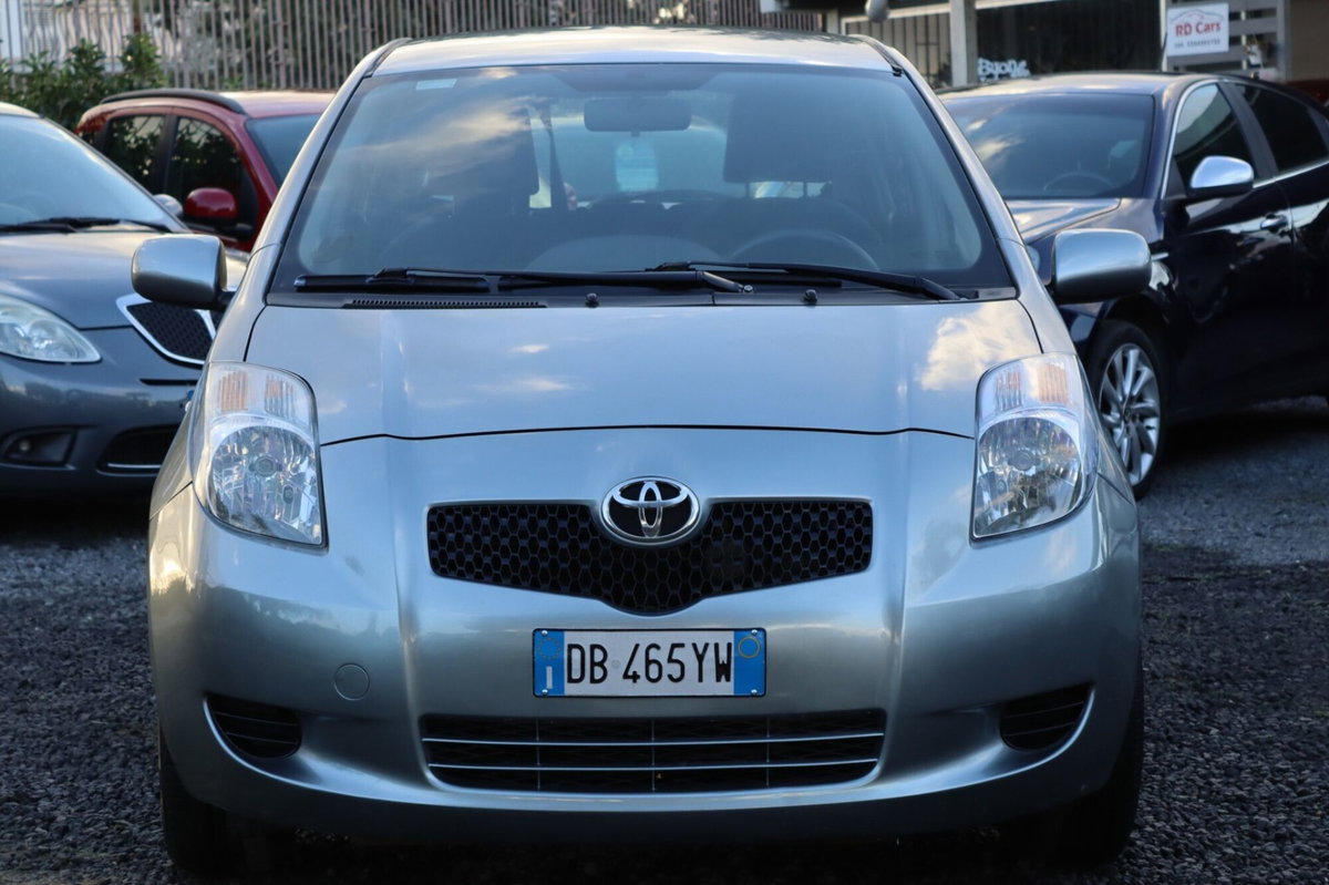Toyota Yaris 1.D-4D 5 porte (2)