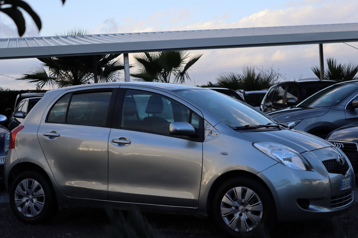 Toyota Yaris 1.D-4D 5 porte (4)
