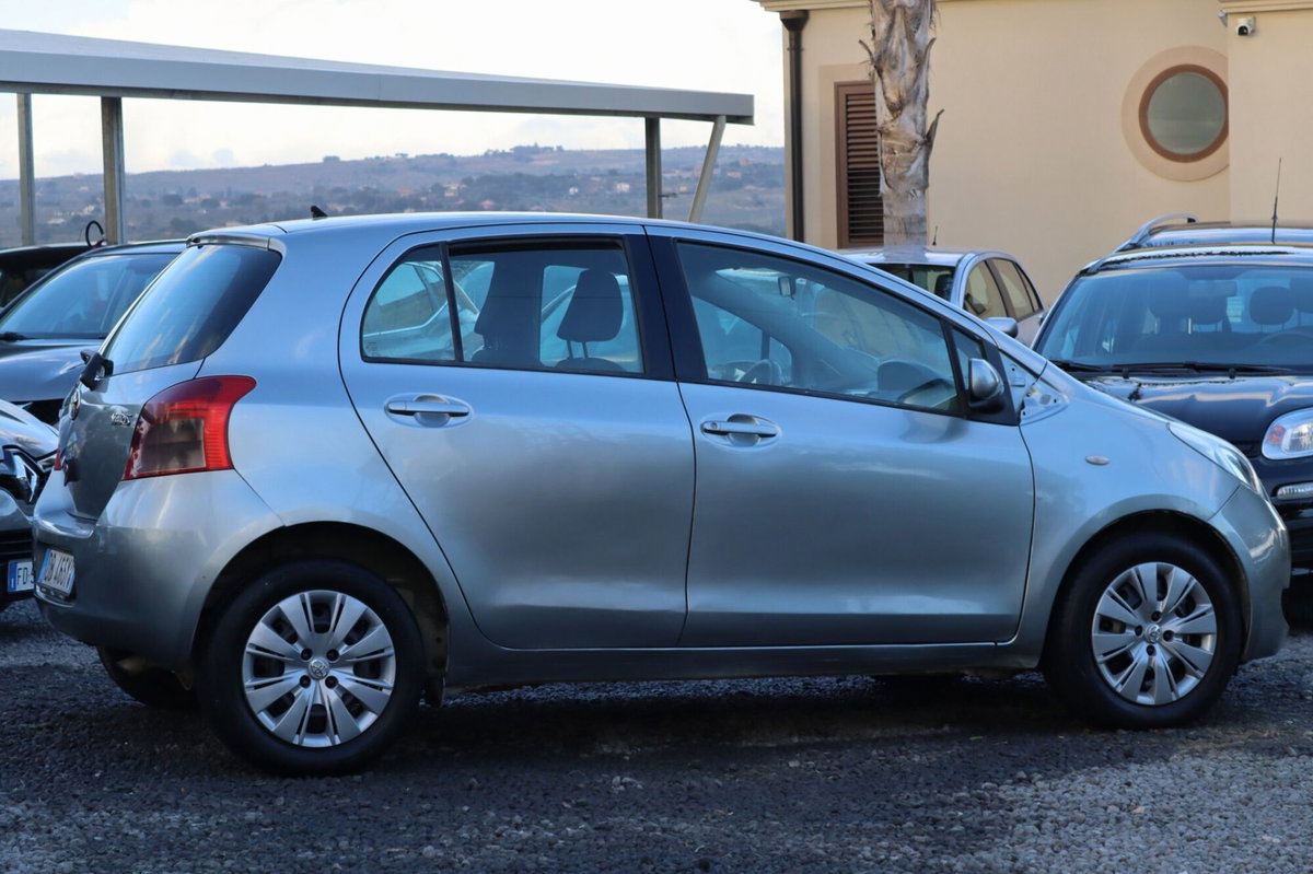 Toyota Yaris 1.D-4D 5 porte (5)