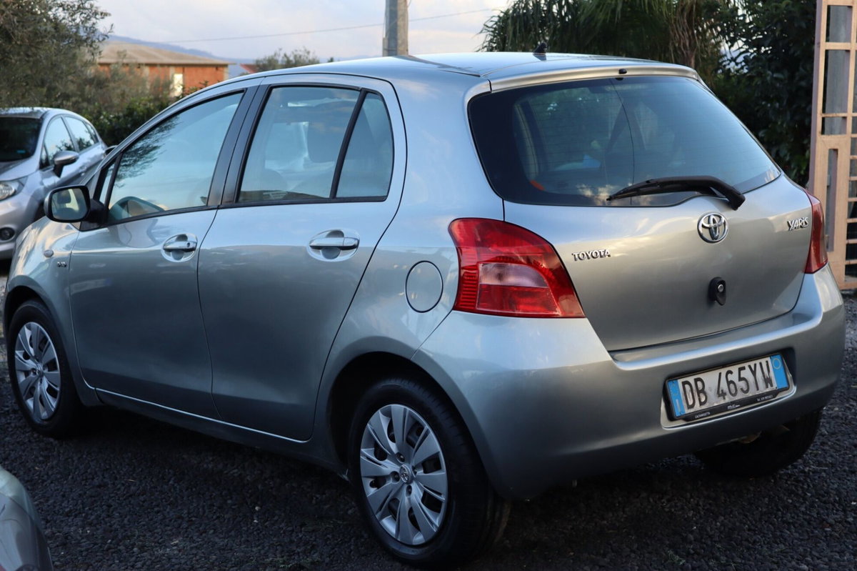 Toyota Yaris 1.D-4D 5 porte (6)