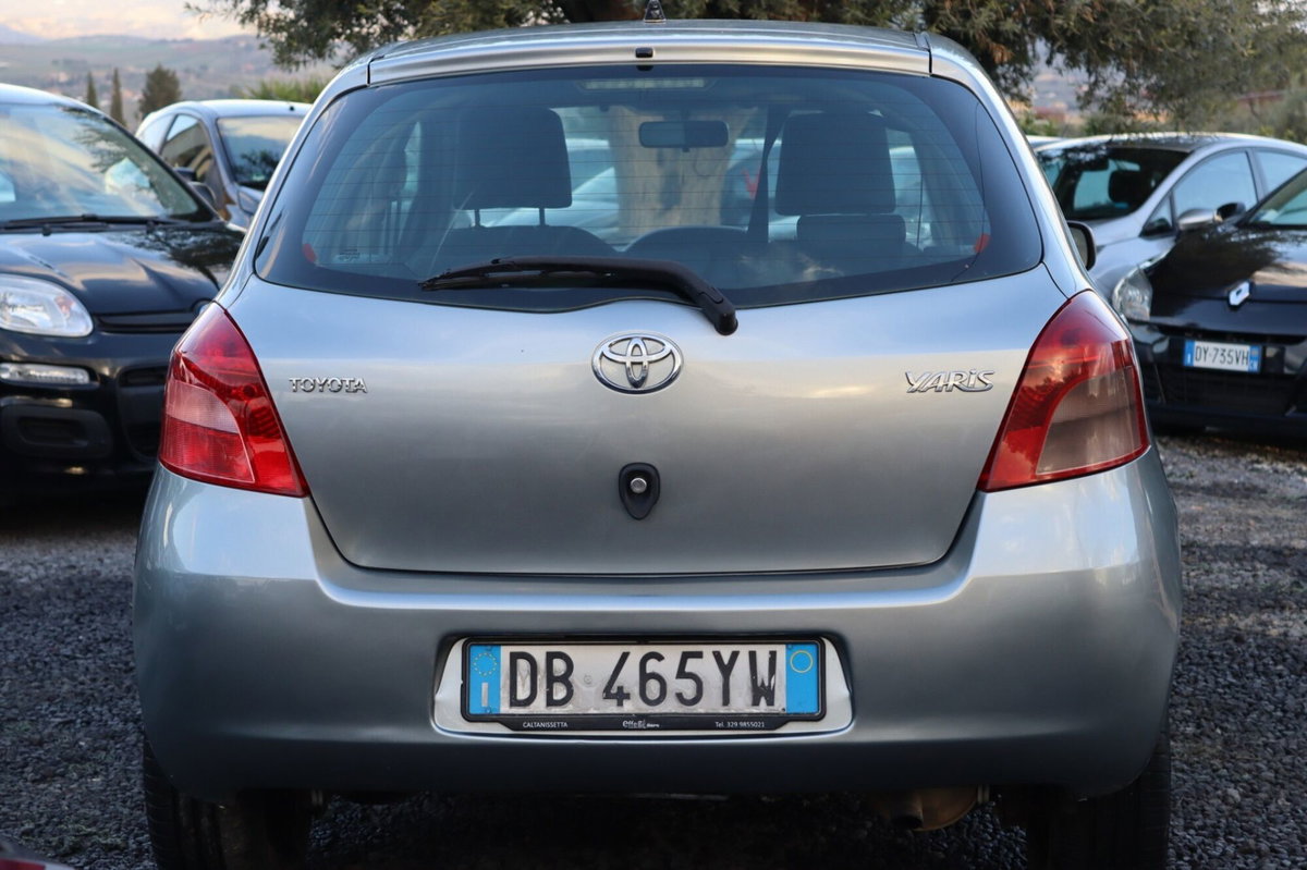 Toyota Yaris 1.D-4D 5 porte (7)