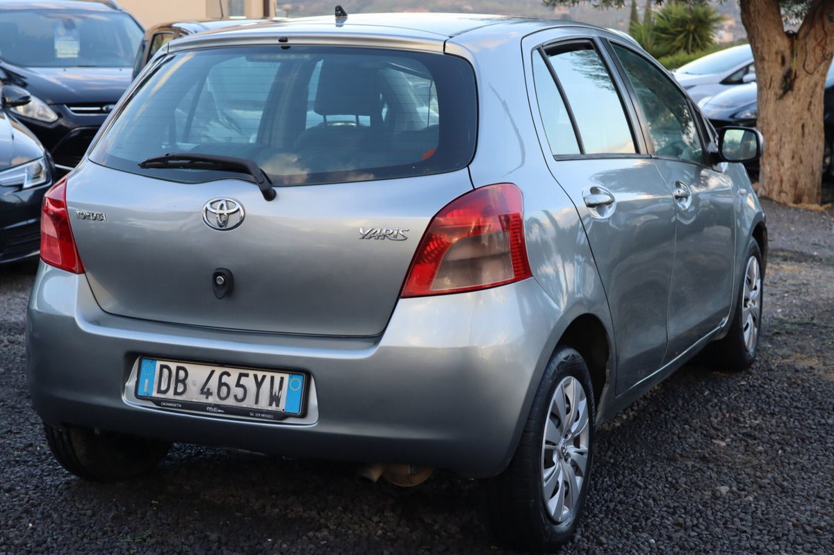 Toyota Yaris 1.D-4D 5 porte (8)