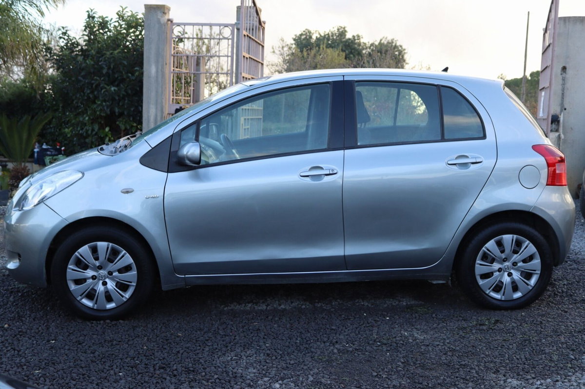 Toyota Yaris 1.D-4D 5 porte (9)