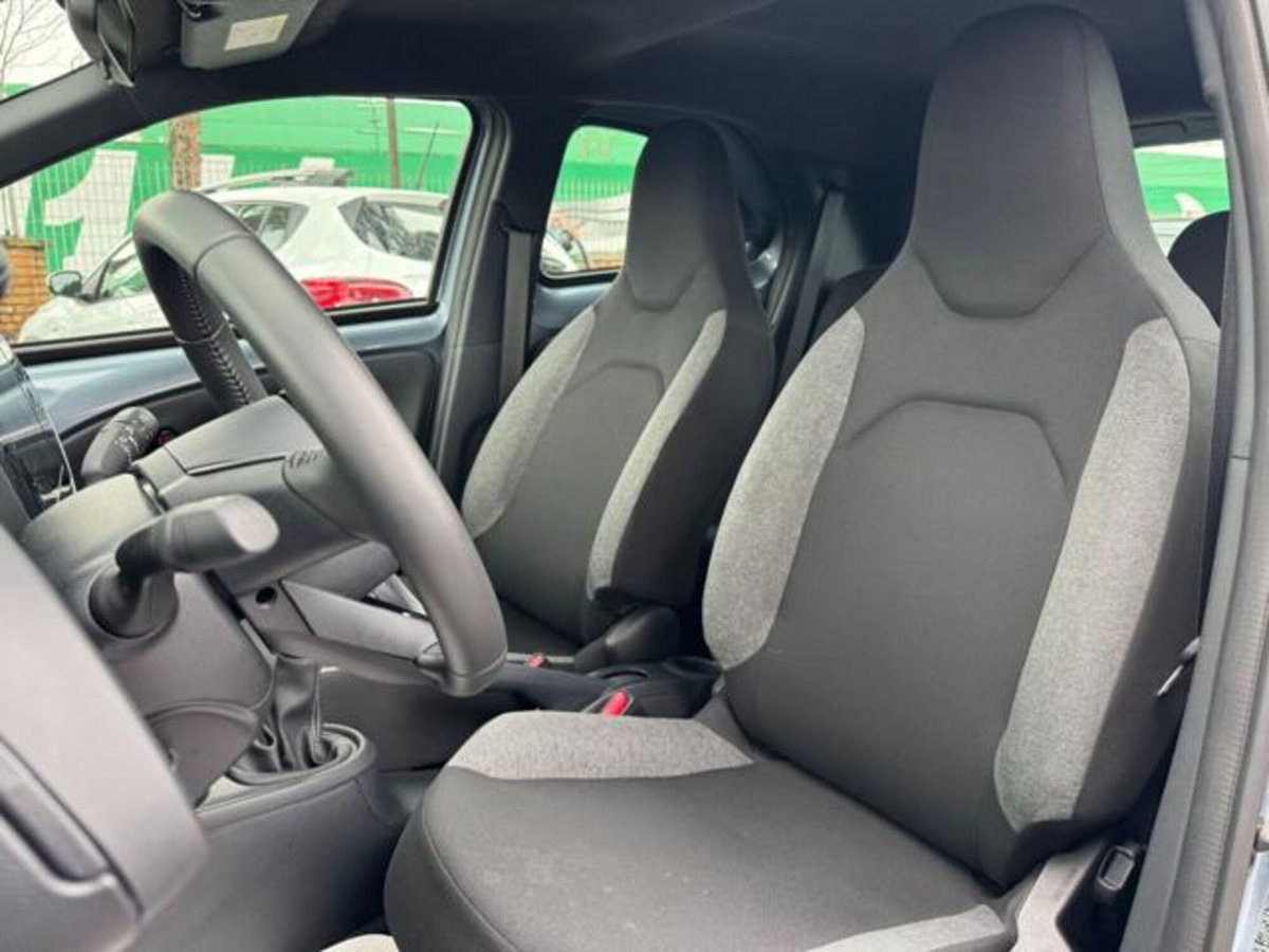 Toyota Aygo X 1.0 Lounge 72cv (10)