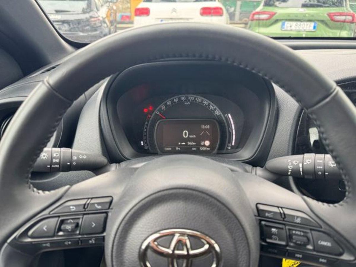 Toyota Aygo X 1.0 Lounge 72cv (8)