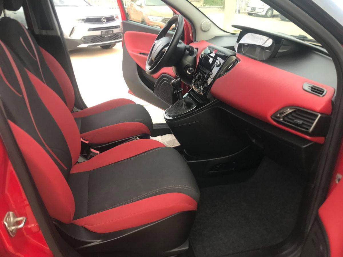 Lancia Ypsilon 1.2 69 CV 5 porte Platinum (13)