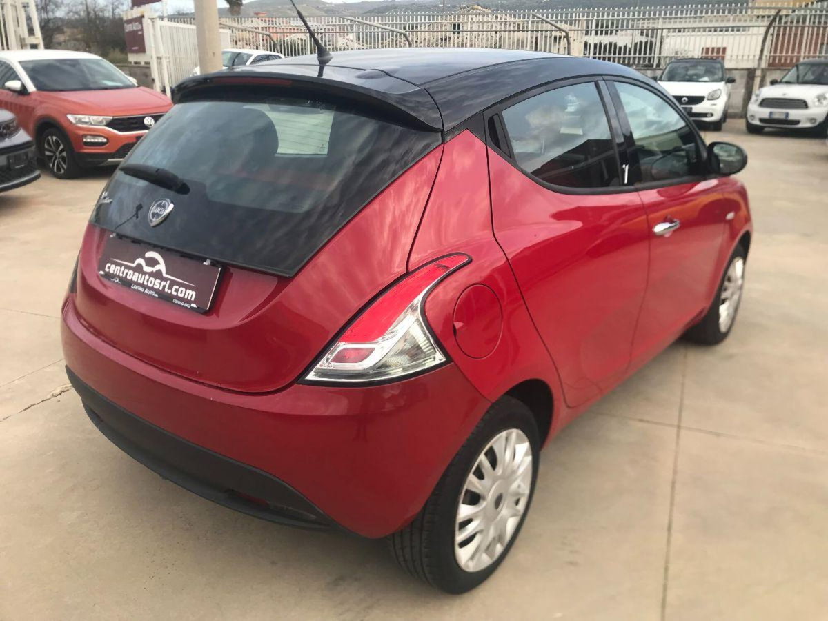 Lancia Ypsilon 1.2 69 CV 5 porte Platinum (8)