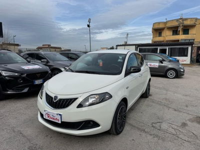 Lancia Ypsilon 1.0 FireFly 5 porte S&S Hybrid Ecochic A. Ferretti usata