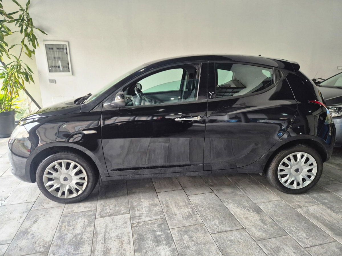 Lancia Ypsilon 1.2 69 CV 5 porte Silver (2)