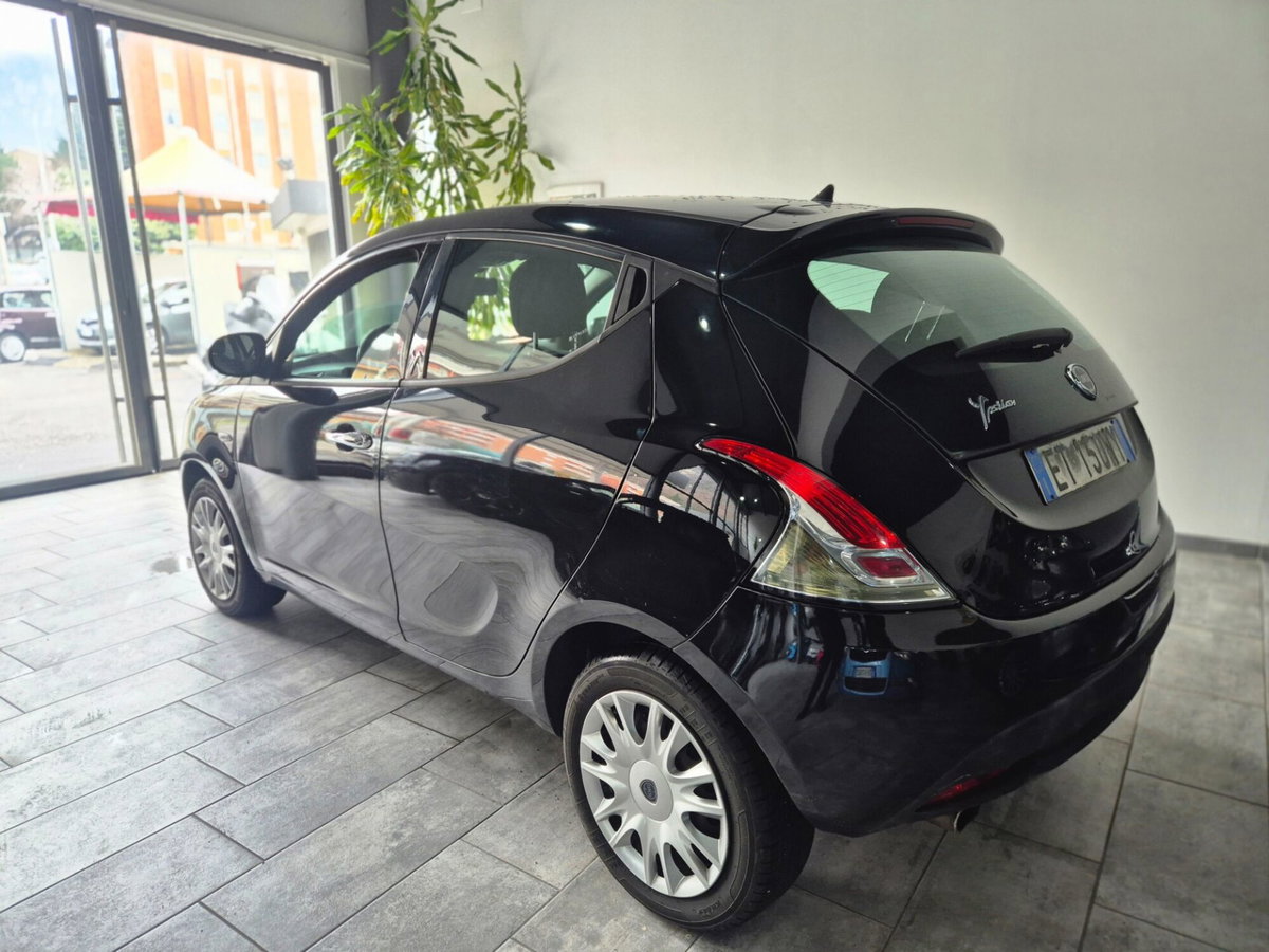 Lancia Ypsilon 1.2 69 CV 5 porte Silver (3)