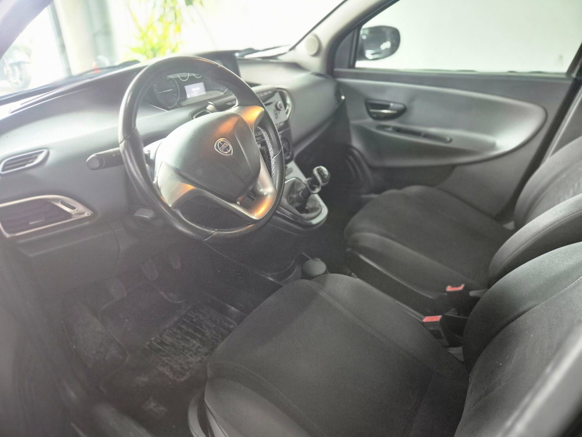 Lancia Ypsilon 1.2 69 CV 5 porte Silver (4)
