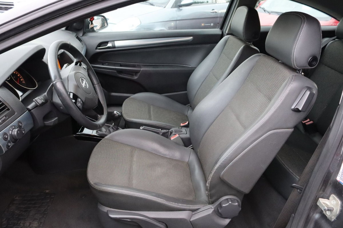 Opel Astra GTC 1.7 CDTI 110CV 3 porte Cosmo (10)