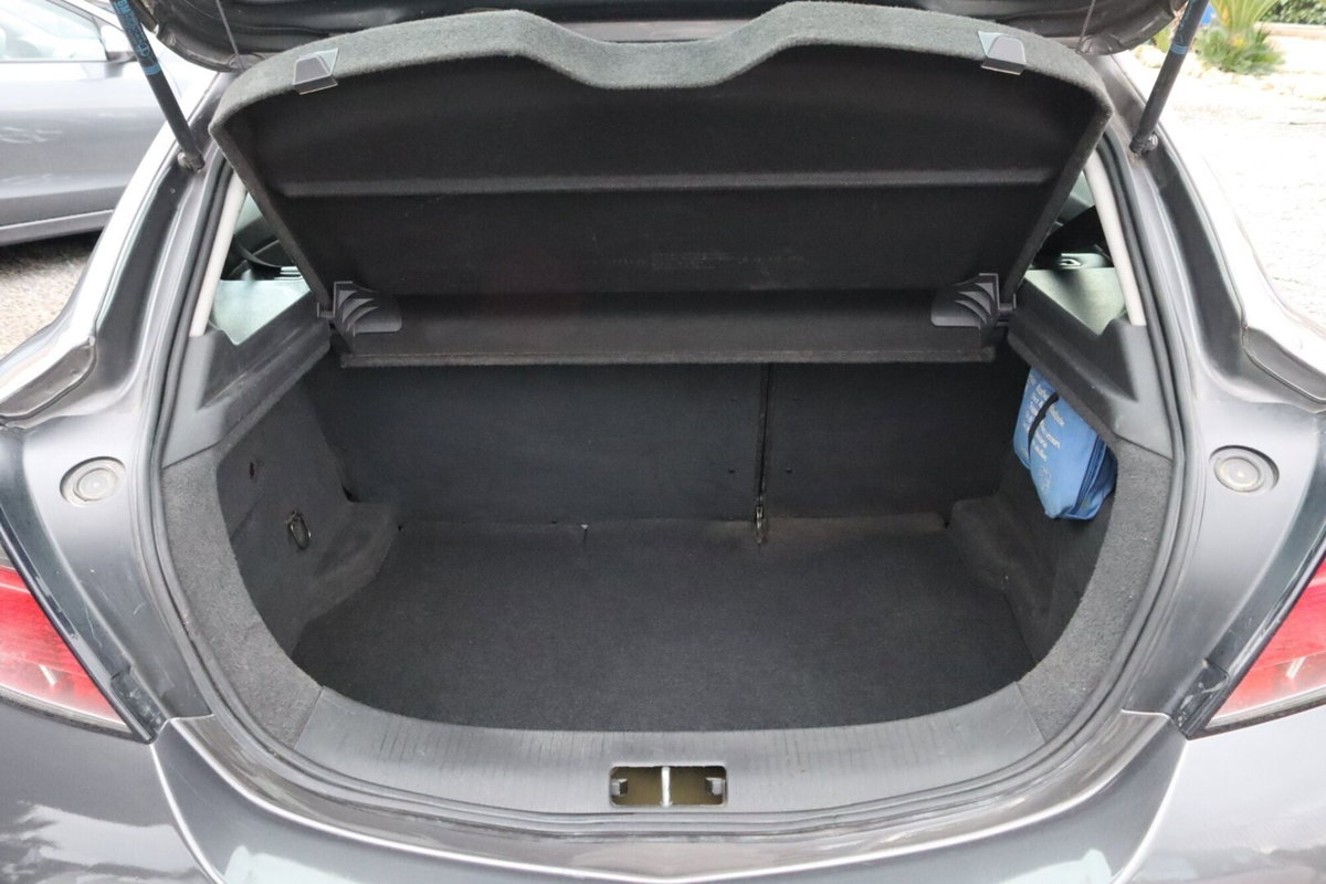Opel Astra GTC 1.7 CDTI 110CV 3 porte Cosmo (12)