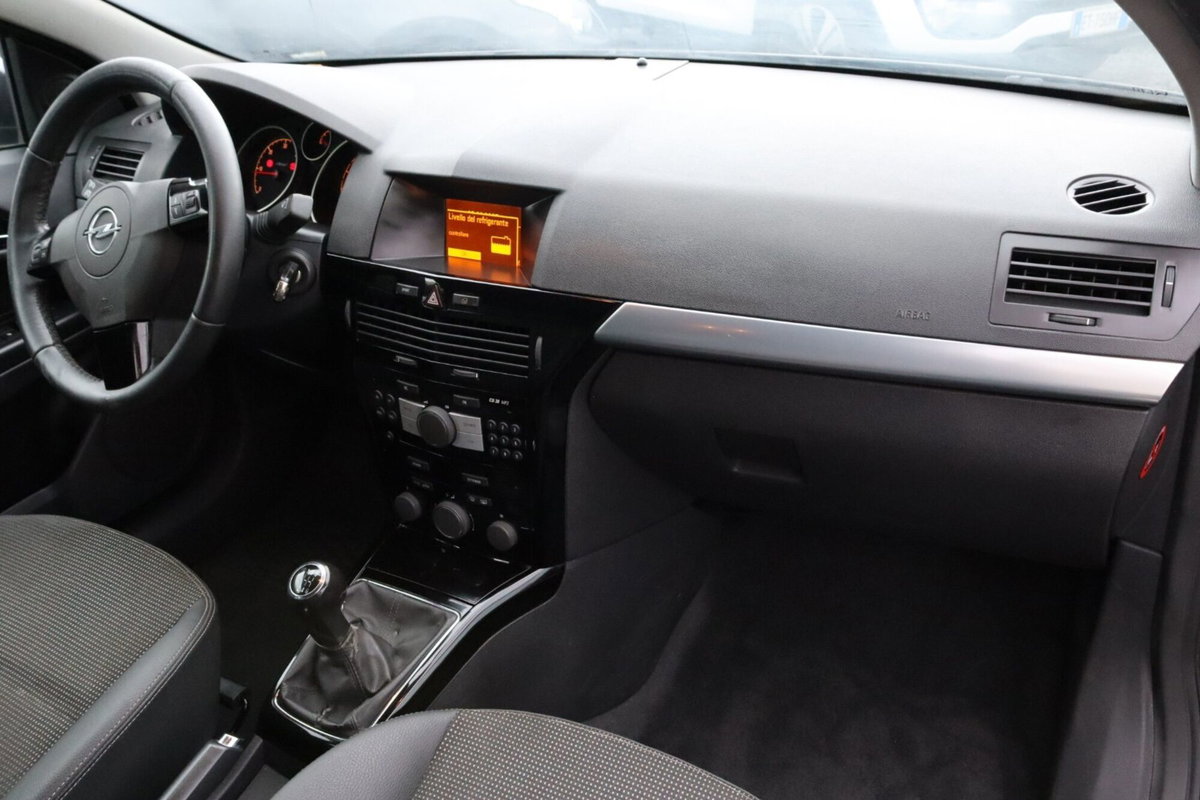 Opel Astra GTC 1.7 CDTI 110CV 3 porte Cosmo (13)