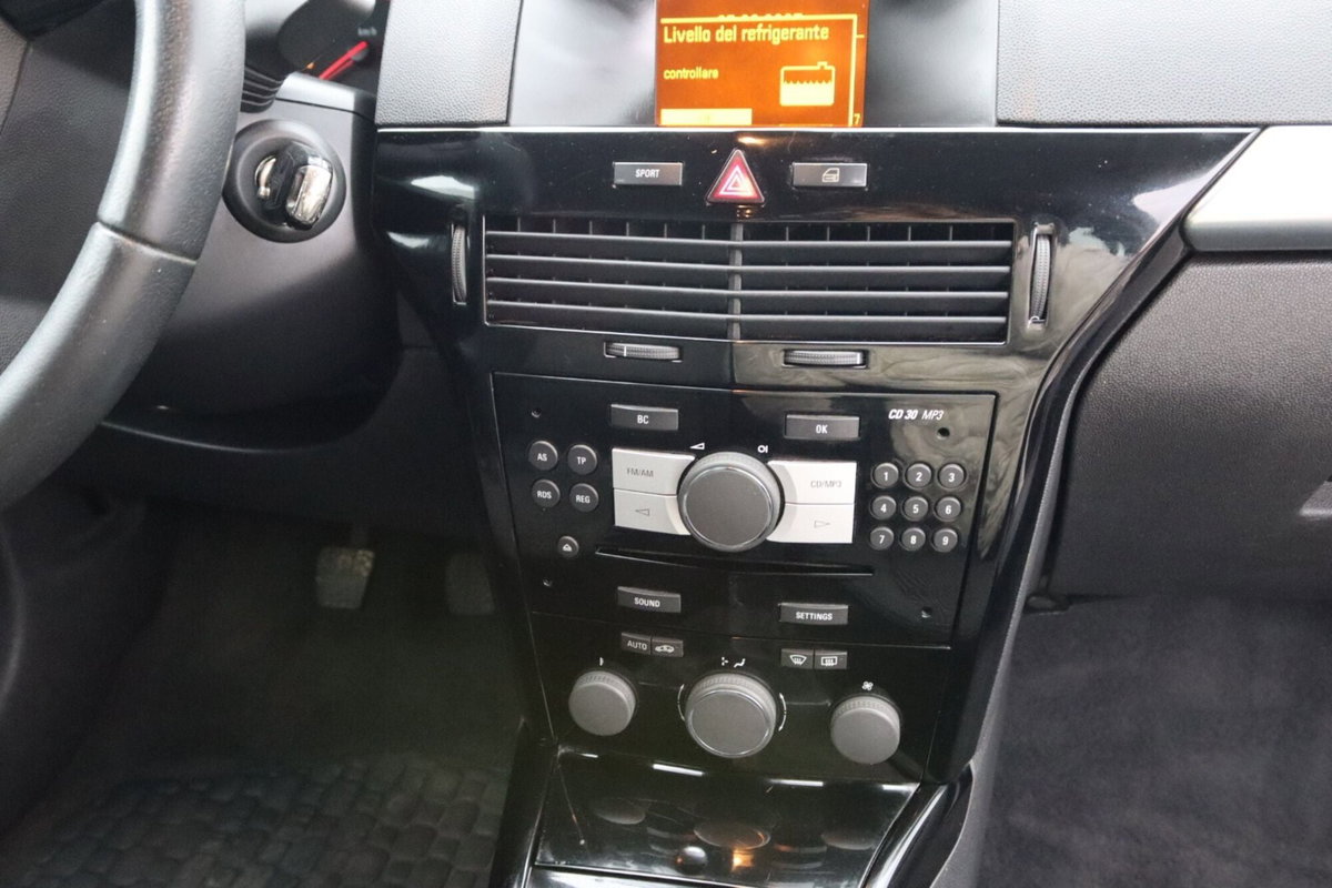 Opel Astra GTC 1.7 CDTI 110CV 3 porte Cosmo (16)