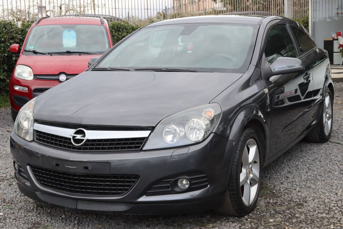 Opel Astra GTC 1.7 CDTI 110CV 3 porte Cosmo (2)