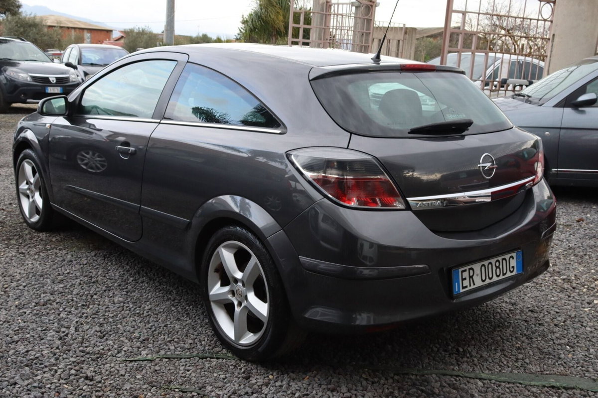Opel Astra GTC 1.7 CDTI 110CV 3 porte Cosmo (5)
