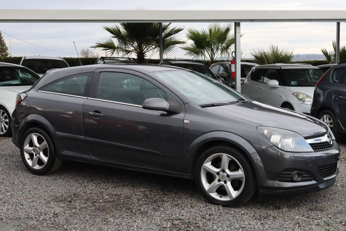 Opel Astra GTC 1.7 CDTI 110CV 3 porte Cosmo (7)
