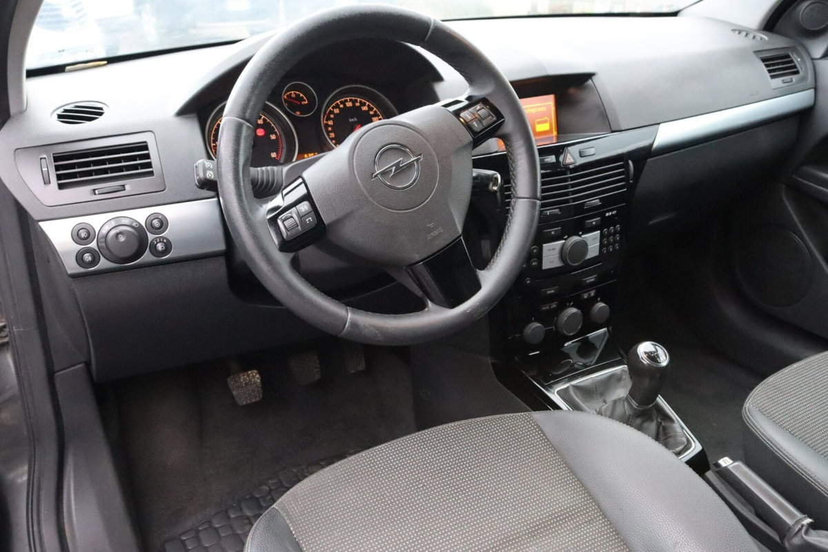 Opel Astra GTC 1.7 CDTI 110CV 3 porte Cosmo (9)