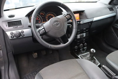 Opel Astra GTC 1.7 CDTI 110CV 3 porte Cosmo (9)