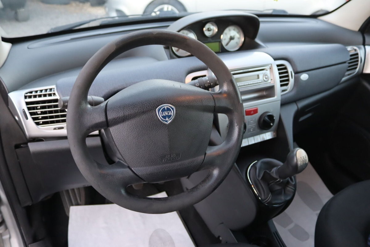 Lancia Ypsilon 1.3 MJT 75 CV New Oro (10)