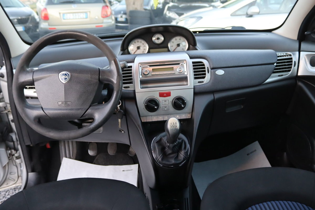 Lancia Ypsilon 1.3 MJT 75 CV New Oro (13)