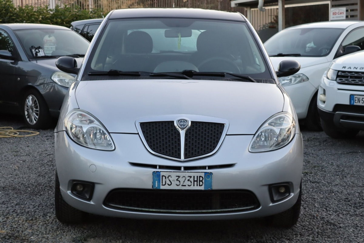 Lancia Ypsilon 1.3 MJT 75 CV New Oro (2)