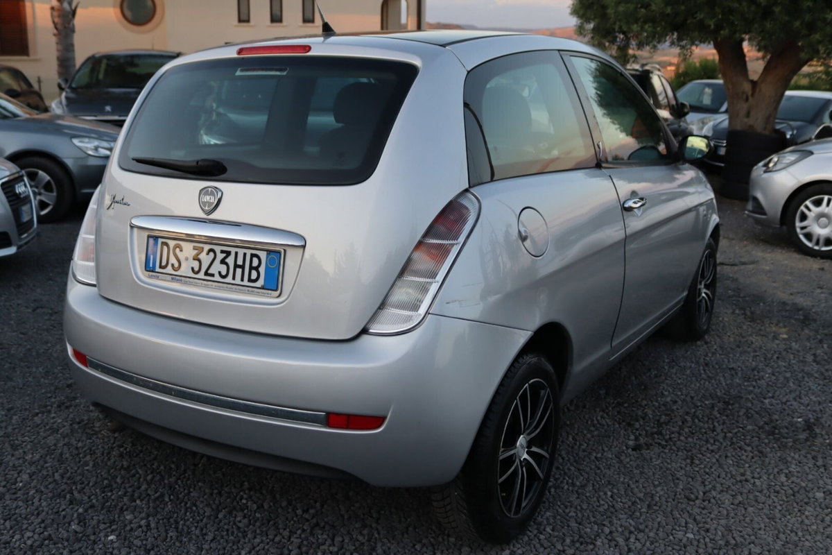 Lancia Ypsilon 1.3 MJT 75 CV New Oro (4)