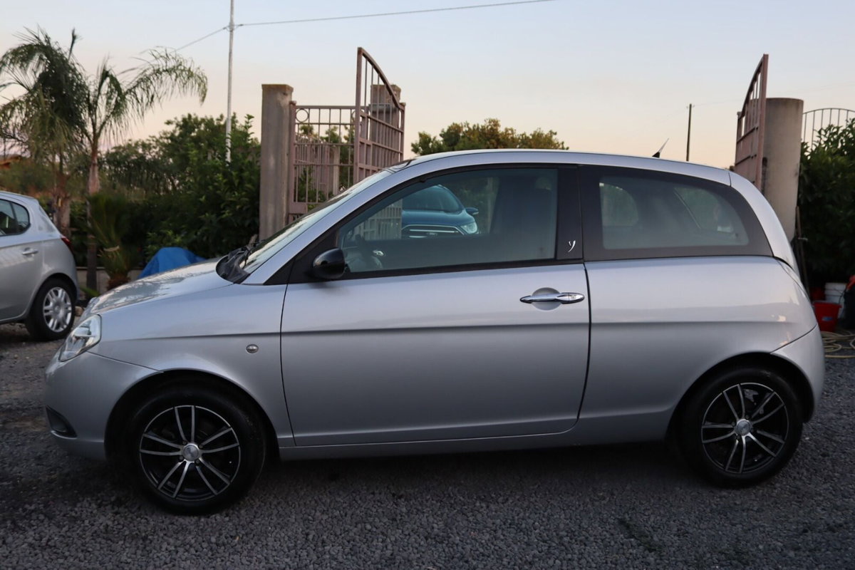 Lancia Ypsilon 1.3 MJT 75 CV New Oro (8)