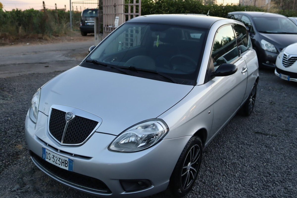 Lancia Ypsilon 1.3 MJT 75 CV New Oro (9)