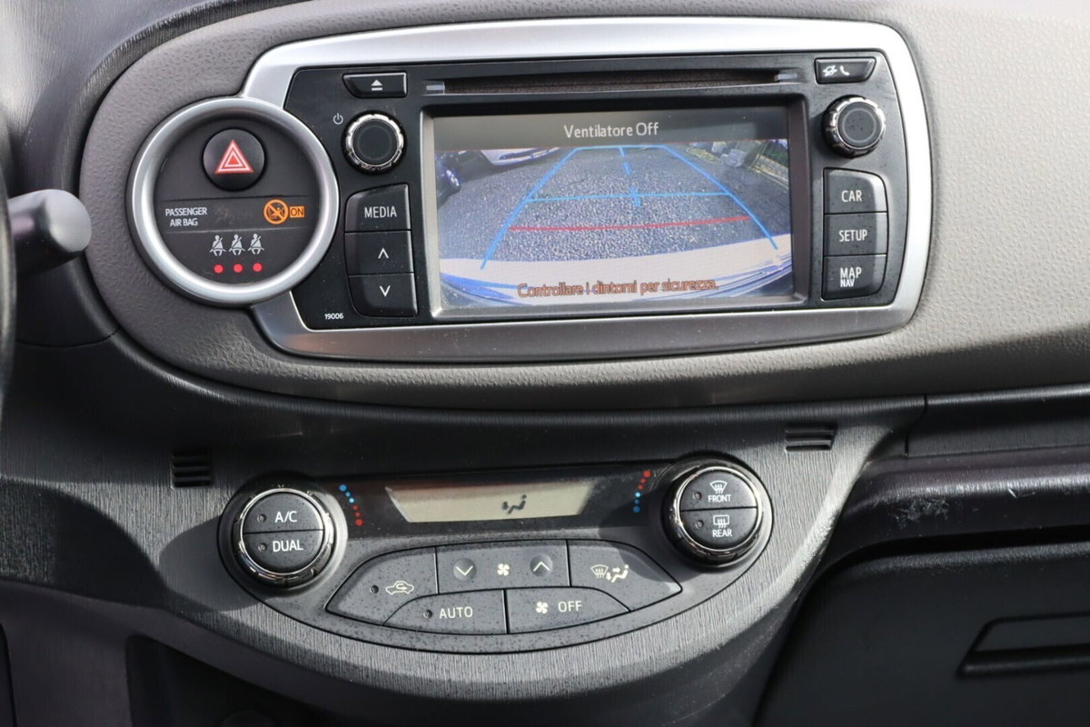Toyota Yaris 1.D-4D 5 porte Style M-MT (13)
