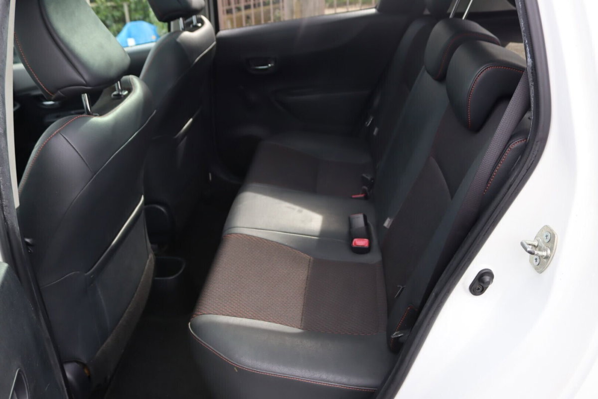 Toyota Yaris 1.D-4D 5 porte Style M-MT (15)