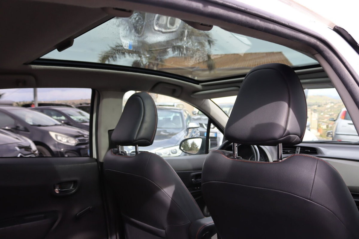 Toyota Yaris 1.D-4D 5 porte Style M-MT (17)