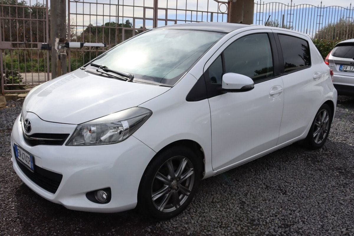 Toyota Yaris 1.D-4D 5 porte Style M-MT (2)